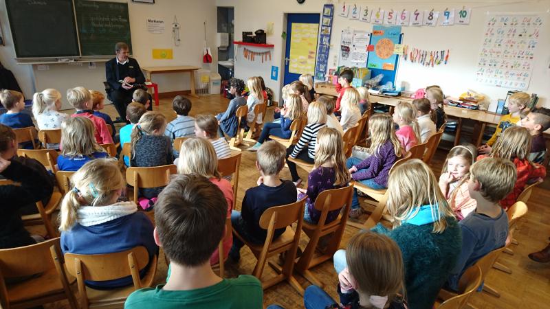 Vorlesestunde in der Erwin Roeske Grundschule