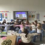 Mathe Yoga im Klassenraum der 2 b mit Herr Krause. Bewegtes Lernen für Kopf und Körper